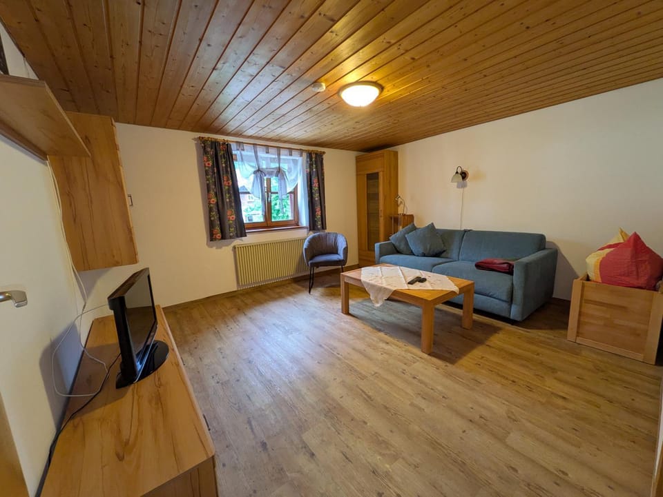 TV and multimedia, Living room, Seating area, Bedroom