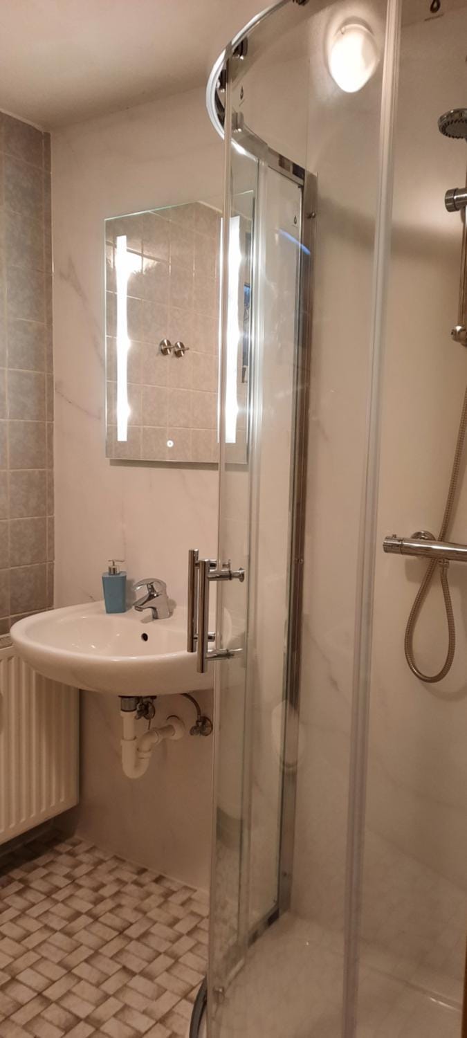 Shower, Bathroom, towels