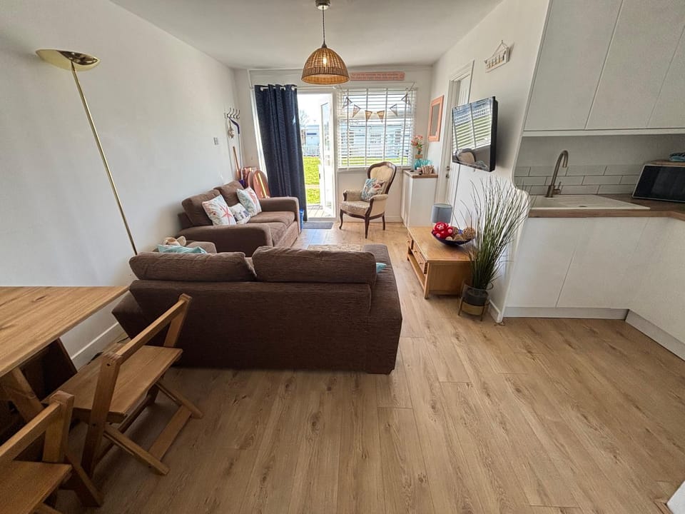 288, Two bed Chalet on Belle Aire Holiday Park - With private veranda, sleeps 5, pet friendly, free Wi-Fi, bed linen and towels included and onsite entertainment available Chalet in Hemsby