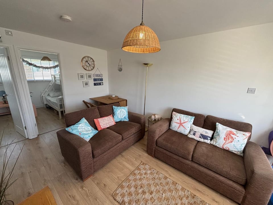 288, Two bed Chalet on Belle Aire Holiday Park - With private veranda, sleeps 5, pet friendly, free Wi-Fi, bed linen and towels included and onsite entertainment available Chalet in Hemsby