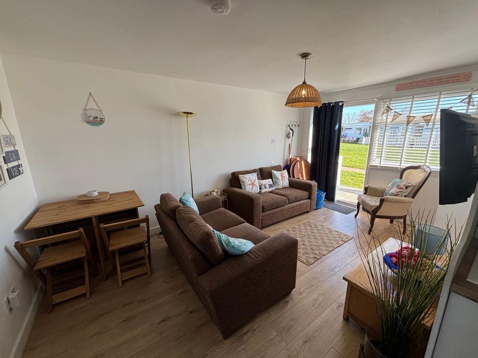 288, Two bed Chalet on Belle Aire Holiday Park - With private veranda, sleeps 5, pet friendly, free Wi-Fi, bed linen and towels included and onsite entertainment available Chalet in Hemsby