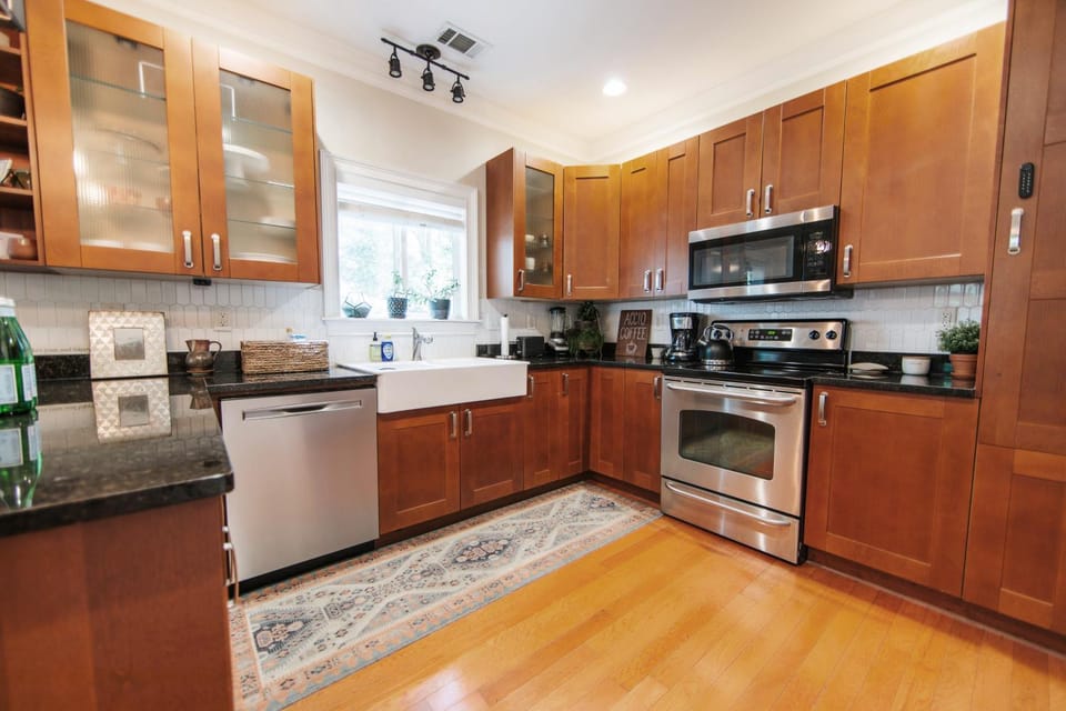 Cozy Cottage - Walk to Campus, Stadium, Downtown House in Athens