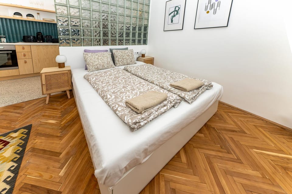 Bed, Kitchen or kitchenette, Photo of the whole room, Bedroom, towels