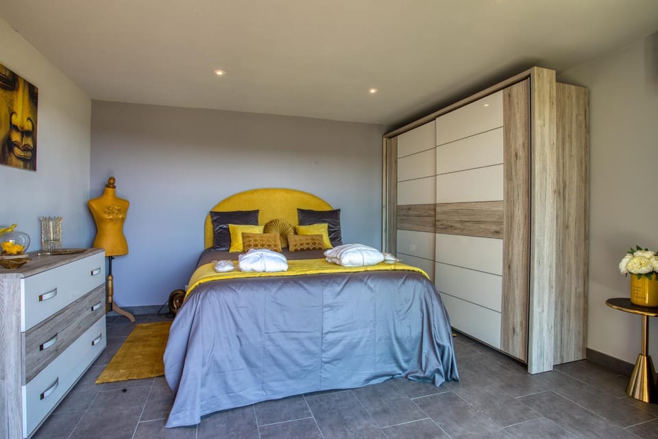 Bed, Photo of the whole room, Bedroom, wardrobe