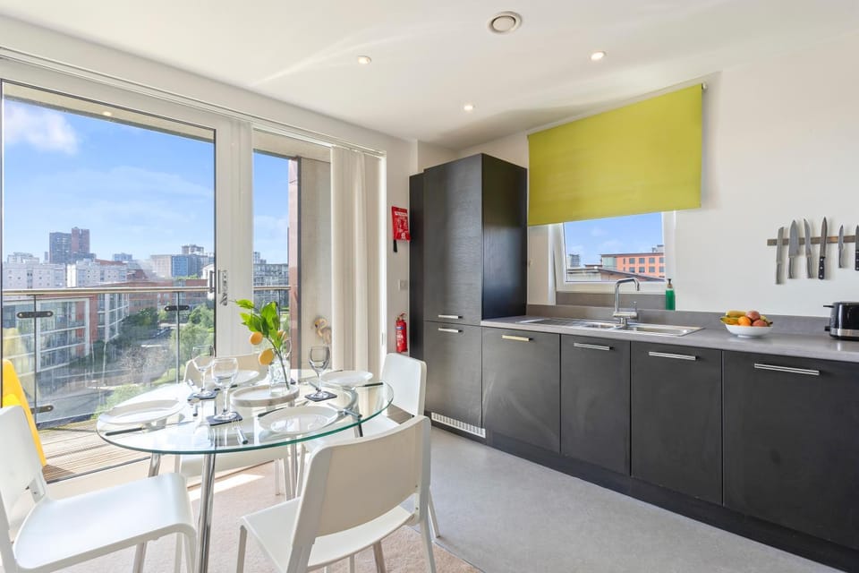 Kitchen or kitchenette, Dining area, oven, stove