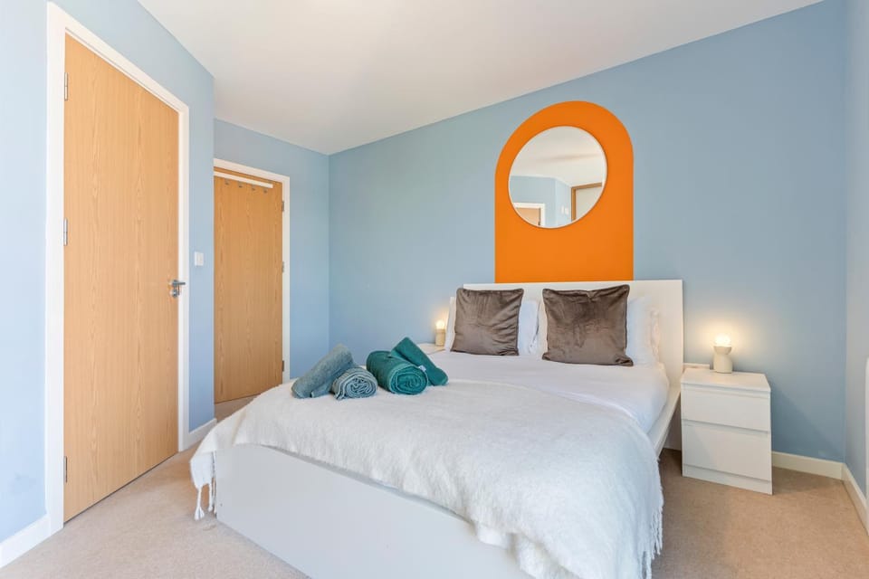 Bed, Photo of the whole room, Bedroom, towels