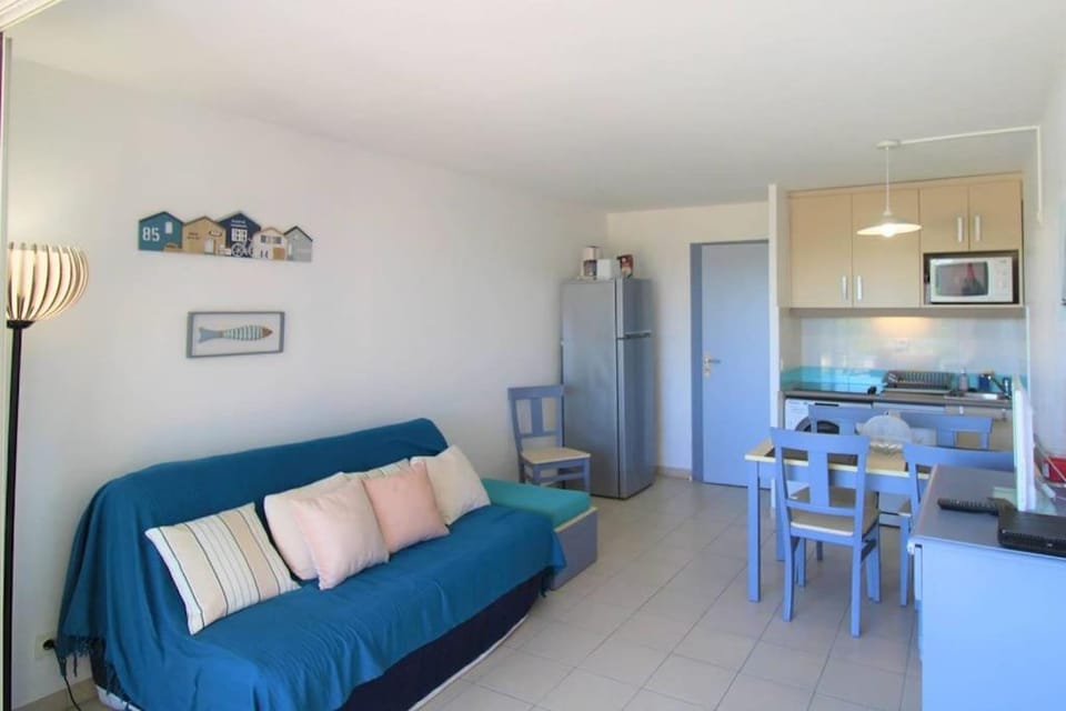 Kitchen or kitchenette, Dining area, minibar, stove