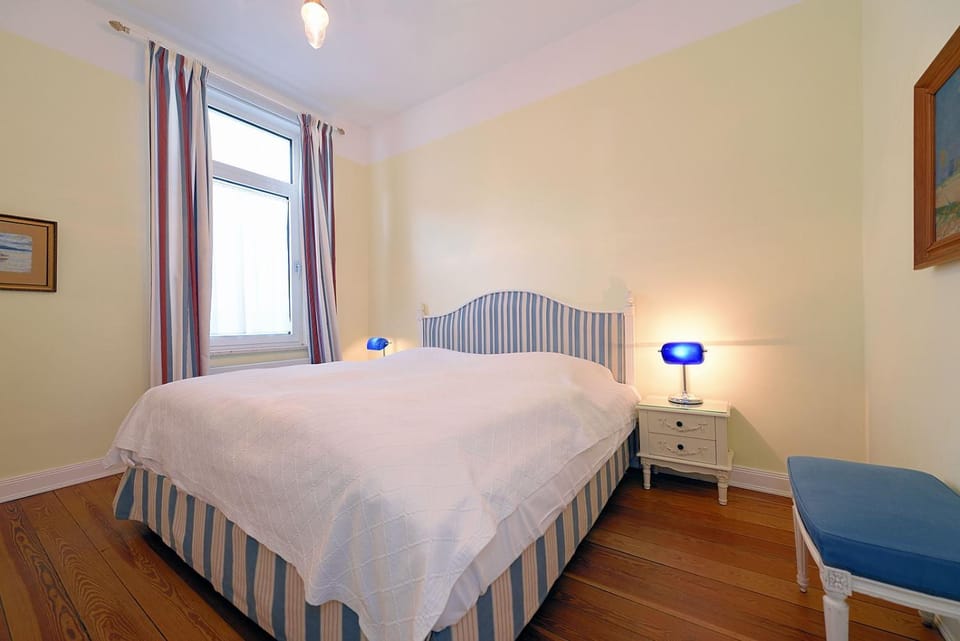 Bed, TV and multimedia, Bedroom