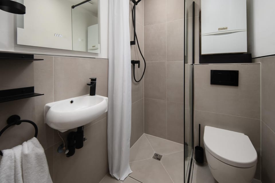 Shower, Toilet, Bathroom, towels