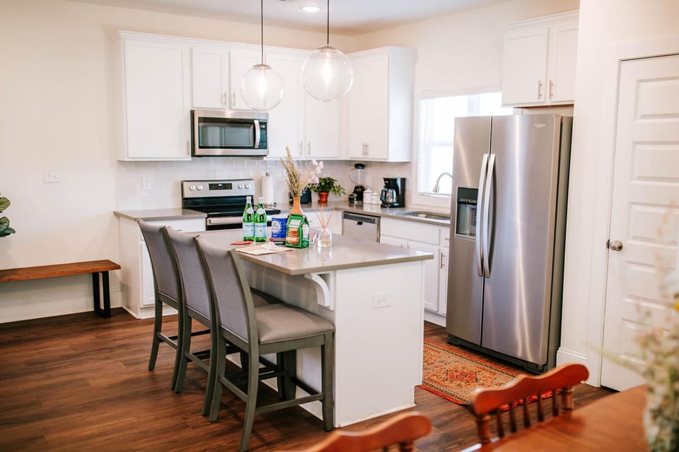 Bright Artist's Cottage-Mins to Downtown, Campus House in Athens