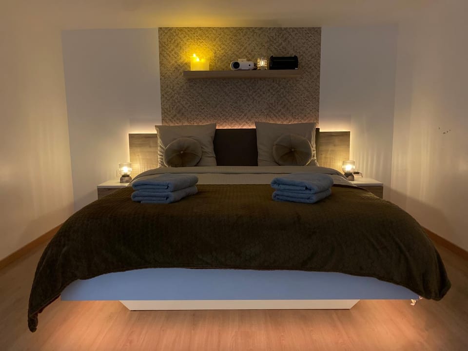 Bed, Bedroom, towels