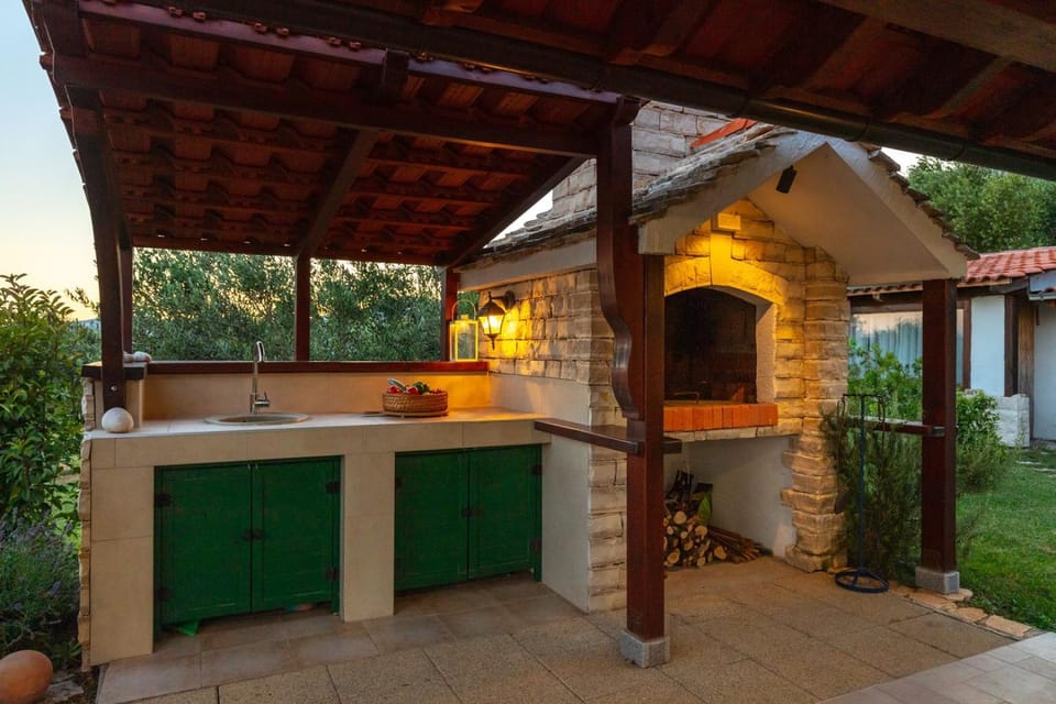 BBQ facilities, Balcony/Terrace, Dining area, Swimming pool