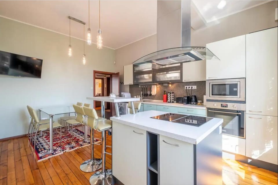 Kitchen or kitchenette, Dining area, stove