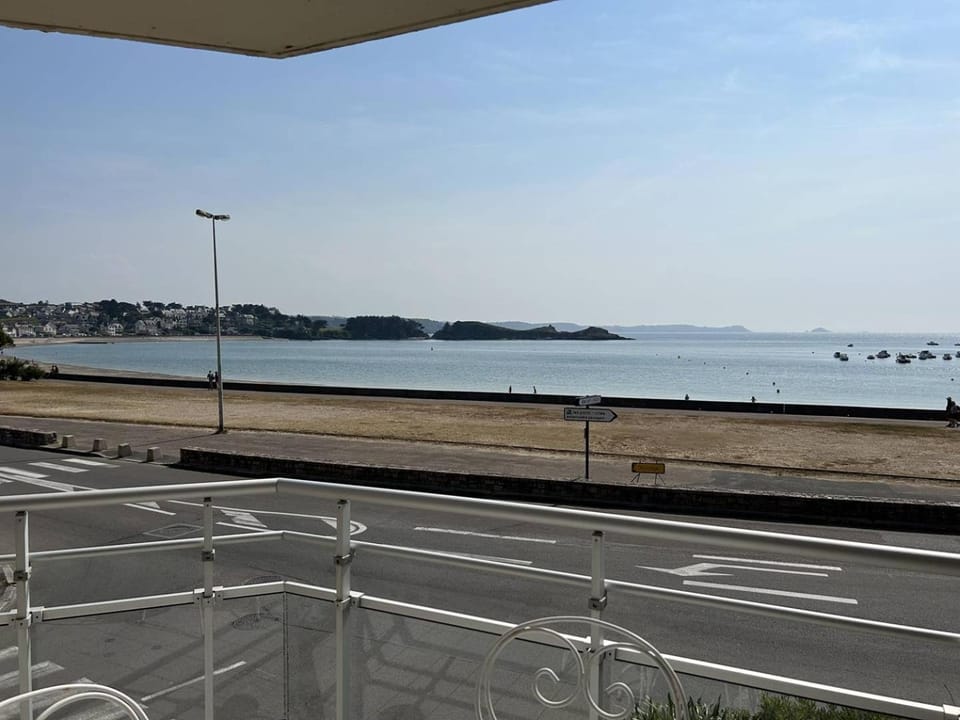 504 - A Erquy, en bordure de la plage du centre, à 800m des commerces Apartment in Brittany