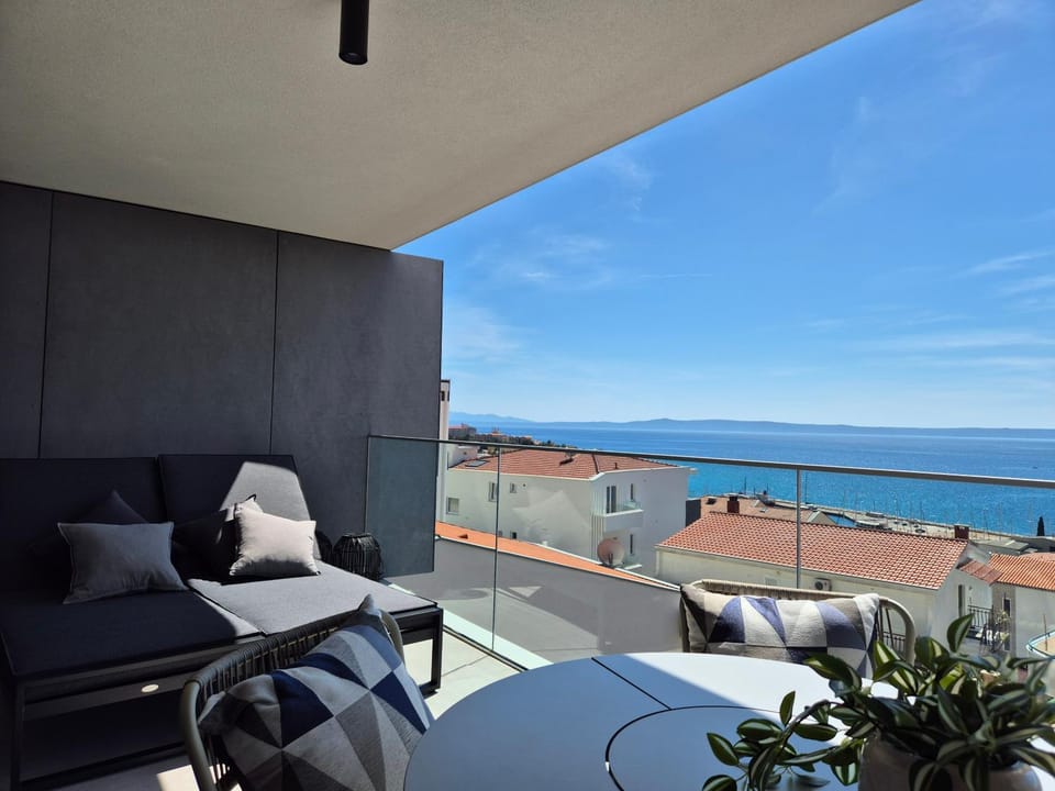 Natural landscape, Balcony/Terrace, Seating area, Sea view