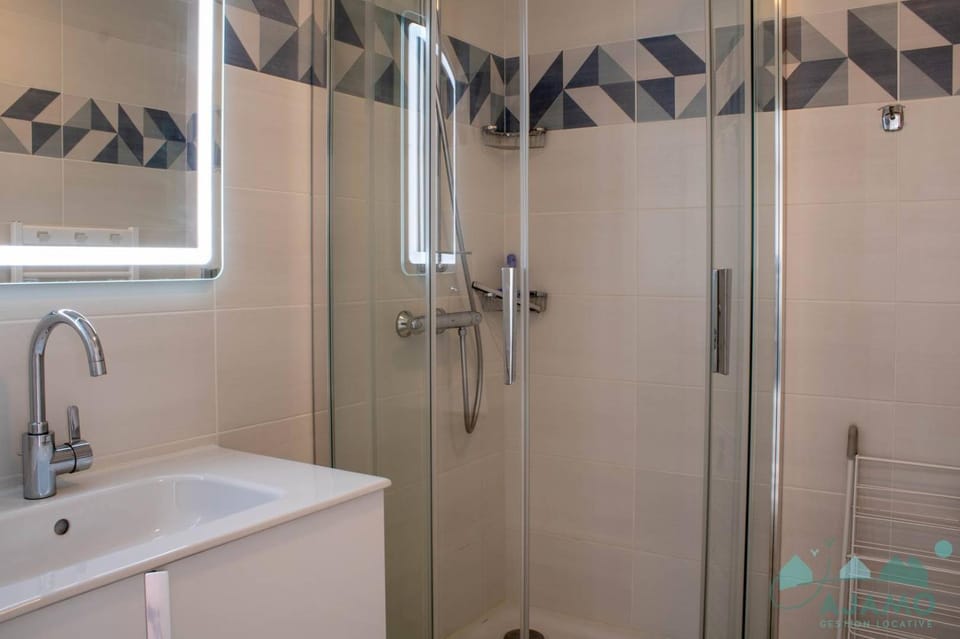 505 - A ERQUY, située en bordure de la plage du centre, à 800m des commerces Apartment in Brittany