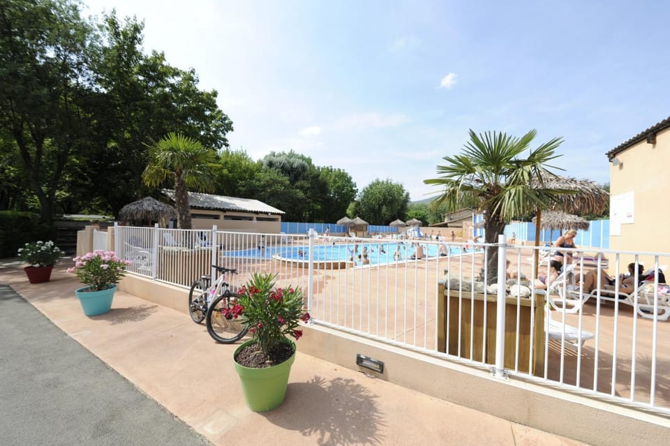 Mobil Home XXL 4 chambres - Camping Le Viaduc Campground/ 
RV Resort in Occitanie