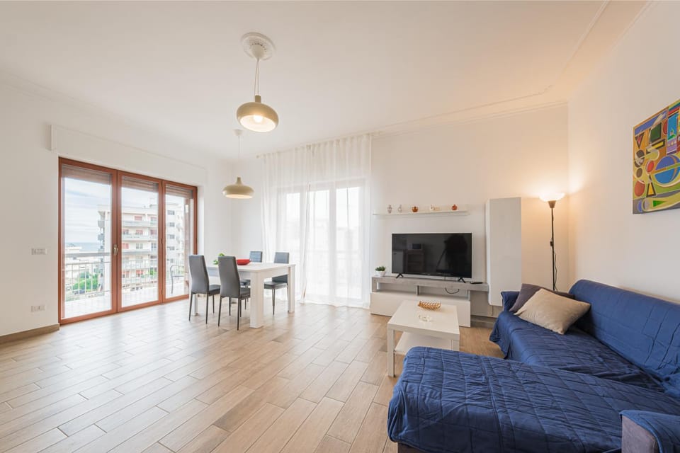 TV and multimedia, Living room, Seating area, Dining area