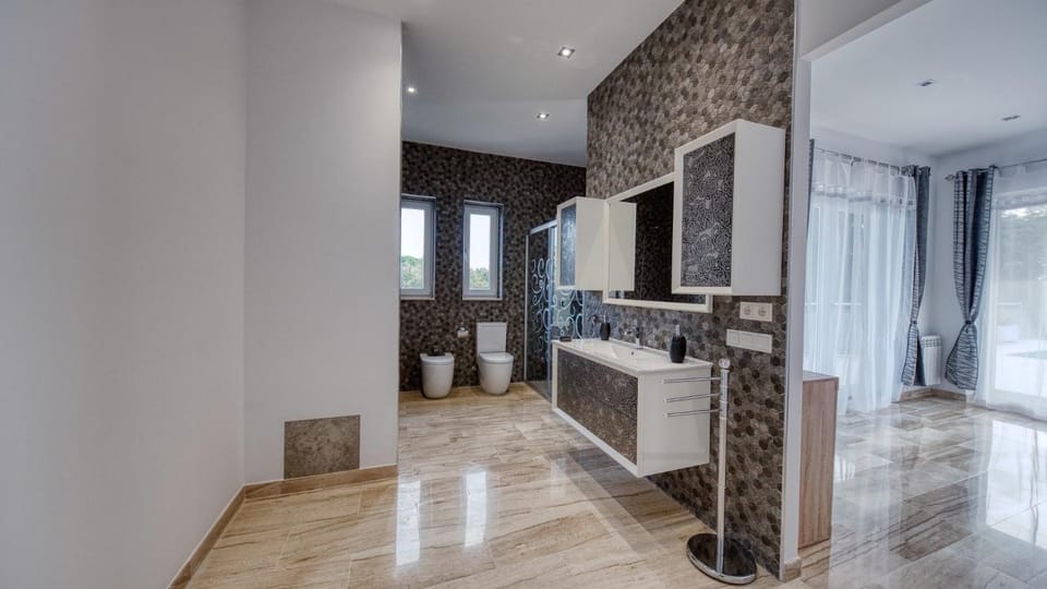 Bathroom, Living room