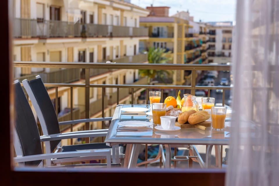 Patio, Day, View (from property/room), Balcony/Terrace, Food and drinks, Dining area, Food, City view, Breakfast, Continental breakfast, Drinks
