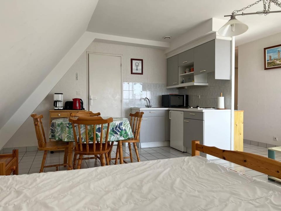Kitchen or kitchenette, Dining area
