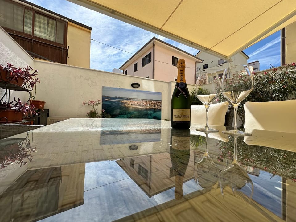 Patio, Day, Dining area