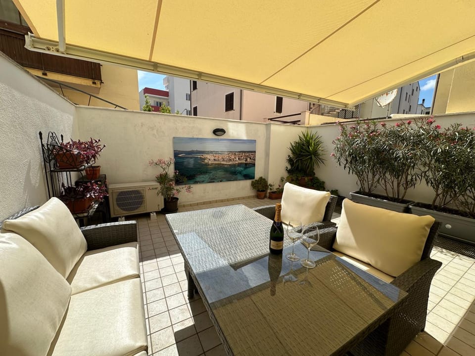Garden, Balcony/Terrace, Living room, Dining area