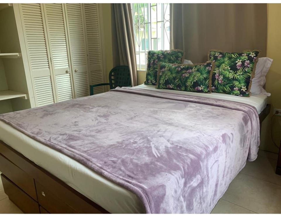 2-bedroom Apt in an Ocean Front Resort in Jamaica - Enjoy 7 miles of White Sand Beach! Apartment in Negril