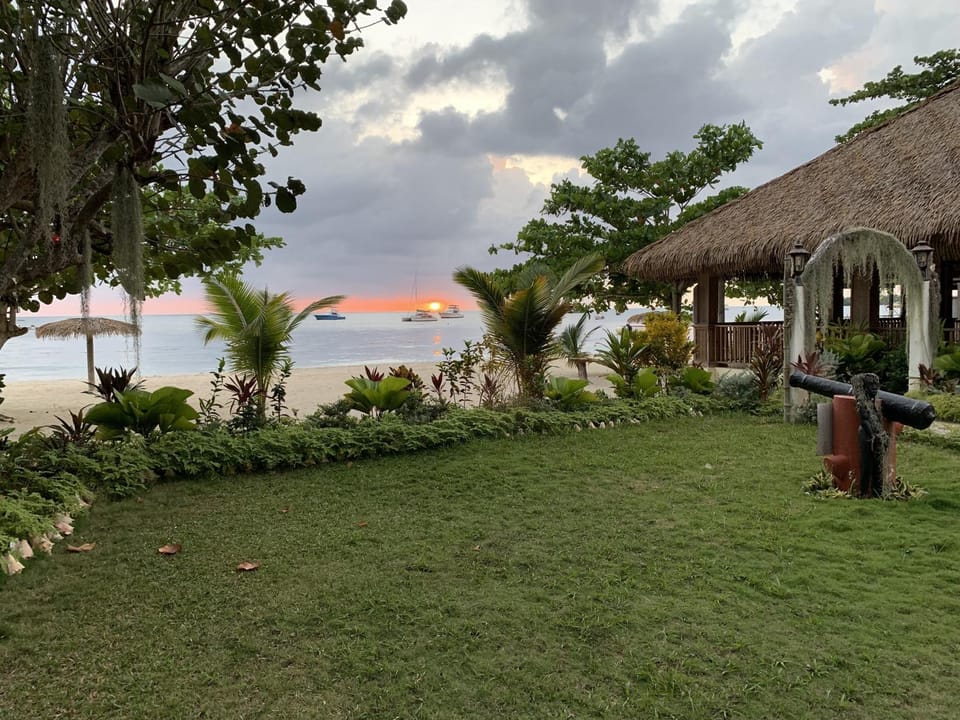 2-bedroom Apt in an Ocean Front Resort in Jamaica - Enjoy 7 miles of White Sand Beach! Apartment in Negril