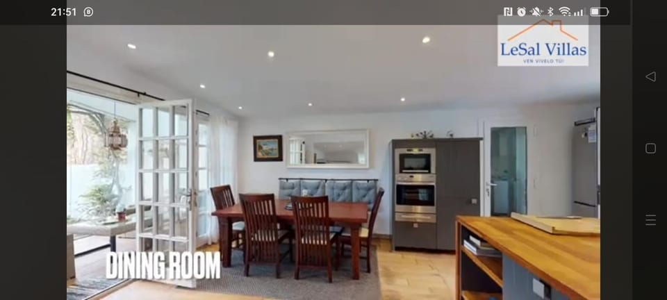 Kitchen or kitchenette, oven