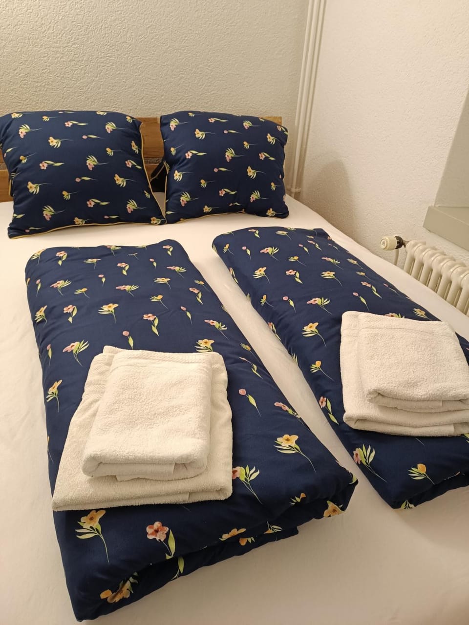 Bed, Bedroom, towels