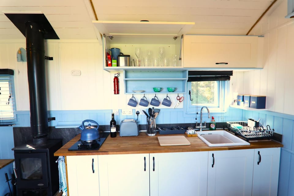 Badger's Den Shepherd's Hut Luxury tent in Cherwell District