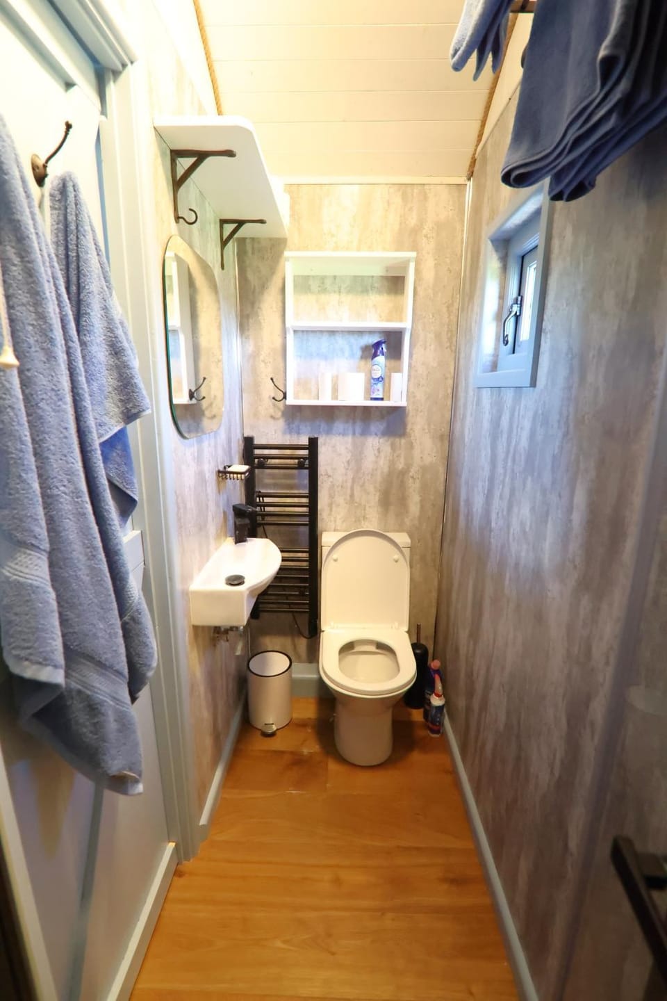 Badger's Den Shepherd's Hut Luxury tent in Cherwell District