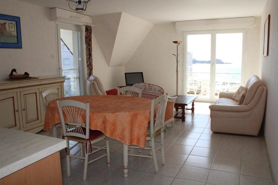 521 - Bel appartement avec balcon vue mer à Erquy en bordure de la plage du centre et à 300m des commerces Apartment in Brittany