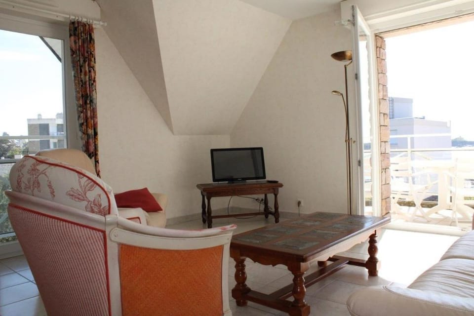 521 - Bel appartement avec balcon vue mer à Erquy en bordure de la plage du centre et à 300m des commerces Apartment in Brittany