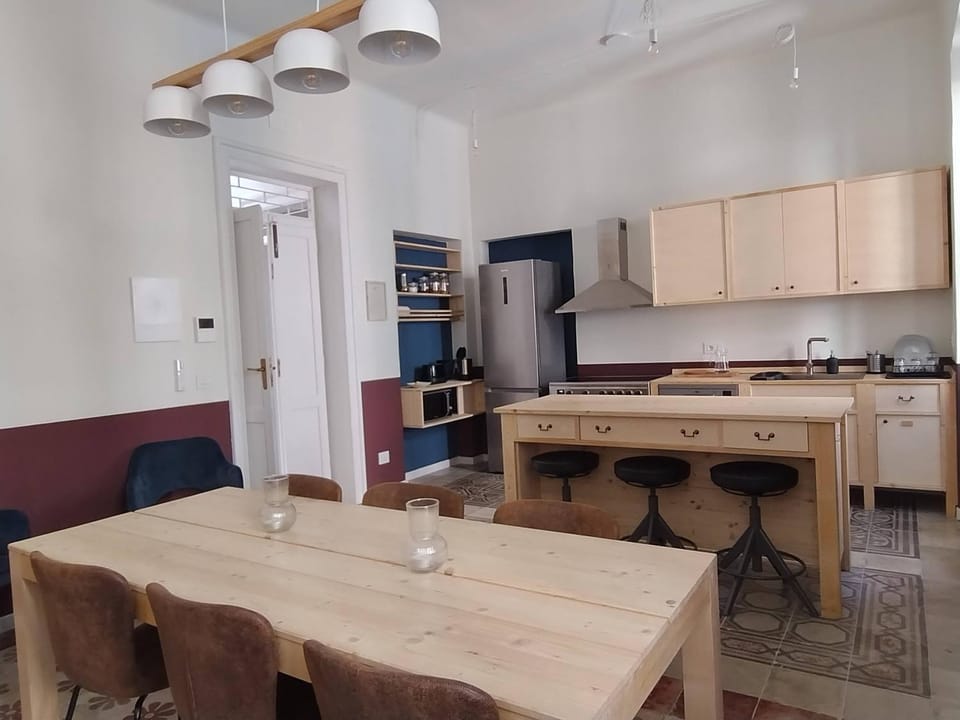Kitchen or kitchenette, Dining area, oven, stove