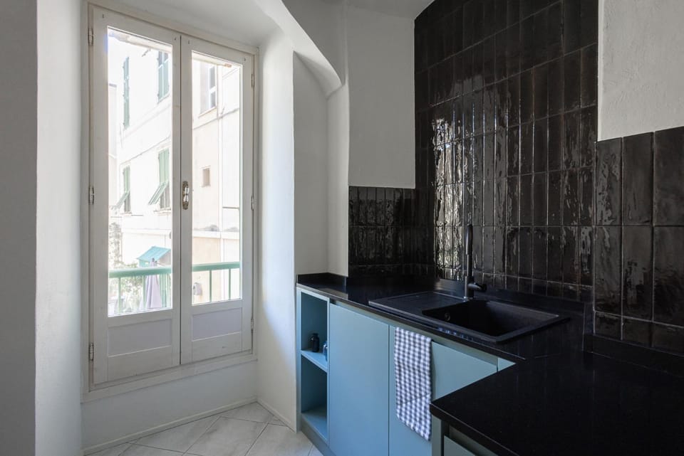 Coffee/tea facilities, Kitchen or kitchenette, dishwasher, microwave, stove, toaster, washing machine, kitchen