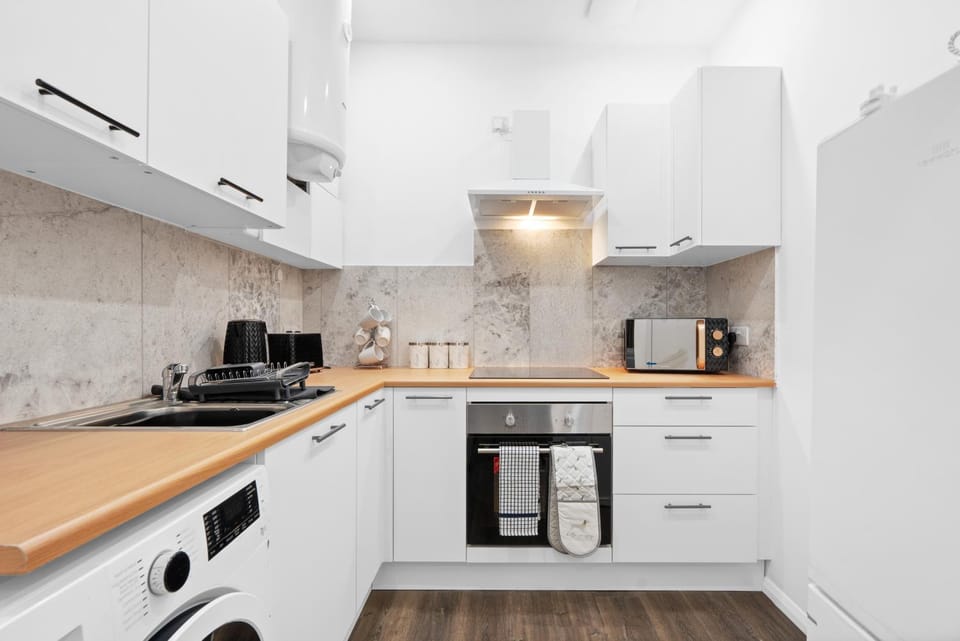 Kitchen or kitchenette, minibar, toaster