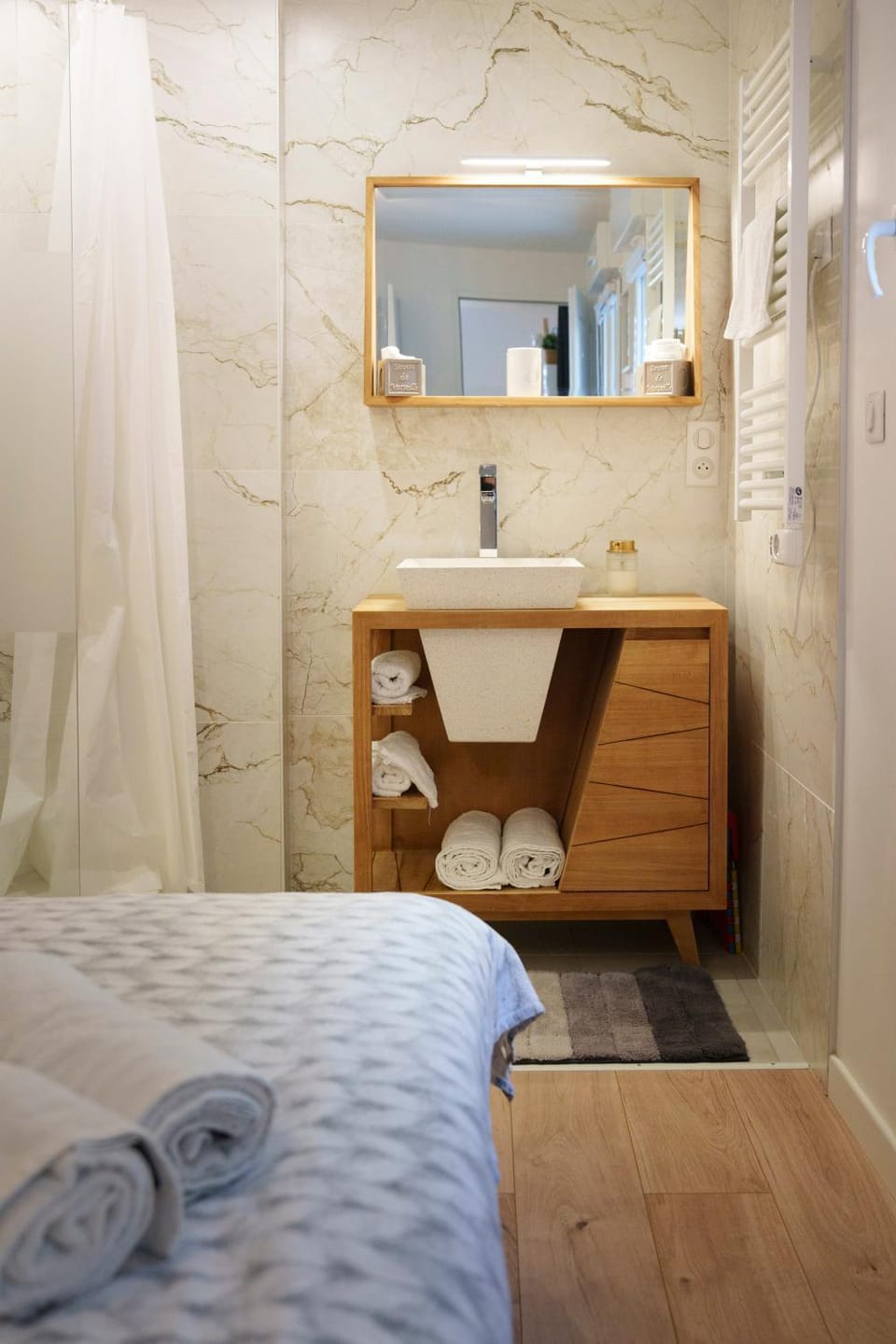 Shower, Bed, Bathroom, Photo of the whole room, Bedroom, towels