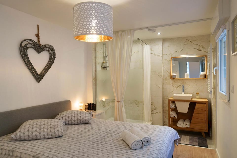 Shower, Bed, Bathroom, Photo of the whole room, Bedroom, towels
