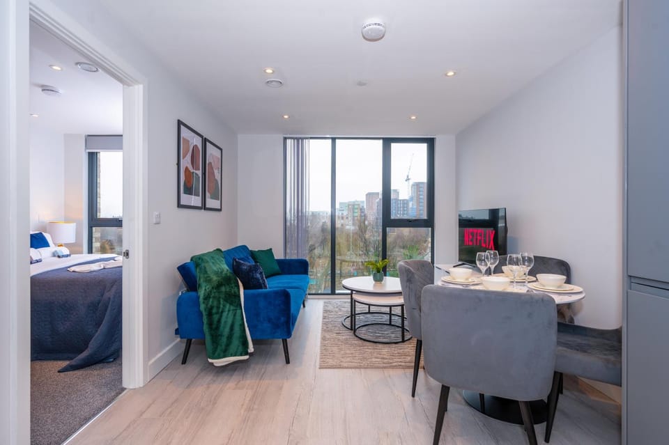 TV and multimedia, Living room, Photo of the whole room, Seating area, Dining area