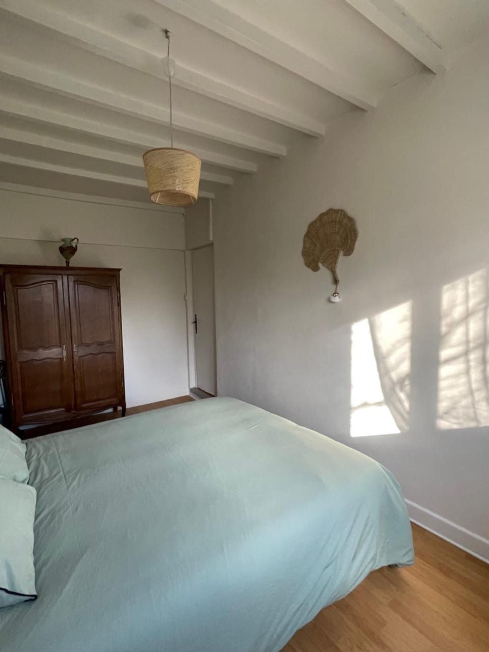 Photo of the whole room, wardrobe