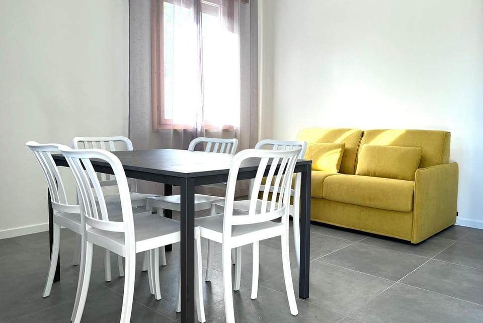 Bed, Living room, Seating area, Dining area