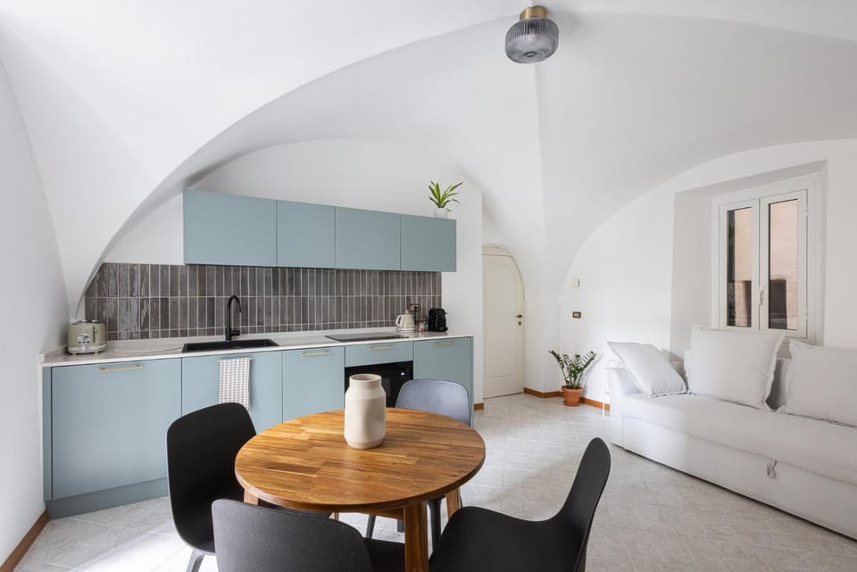 TV and multimedia, Living room, Seating area, Dining area, internet, kitchen, air conditioner