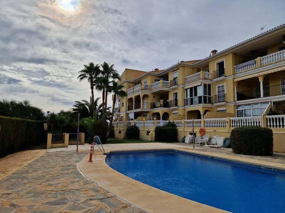 Swimming pool, sunbed