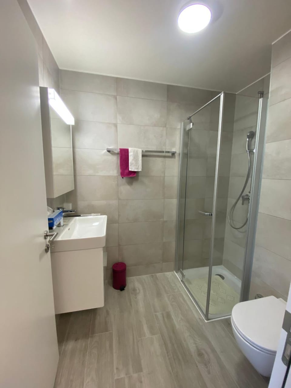Shower, Toilet, Bathroom, towels