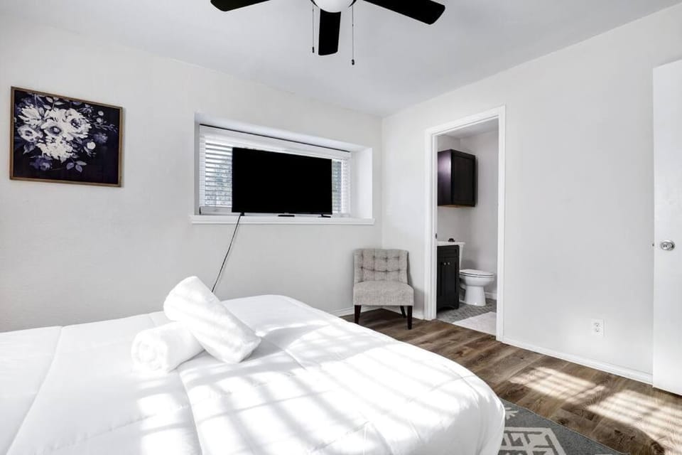 Bed, TV and multimedia, Photo of the whole room, Bedroom, fireplace