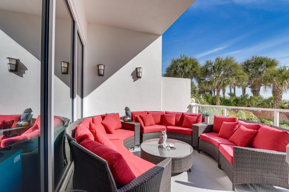 Steps to Sea & Sand! Gulf-View Galveston Getaway House in Diamond Beach