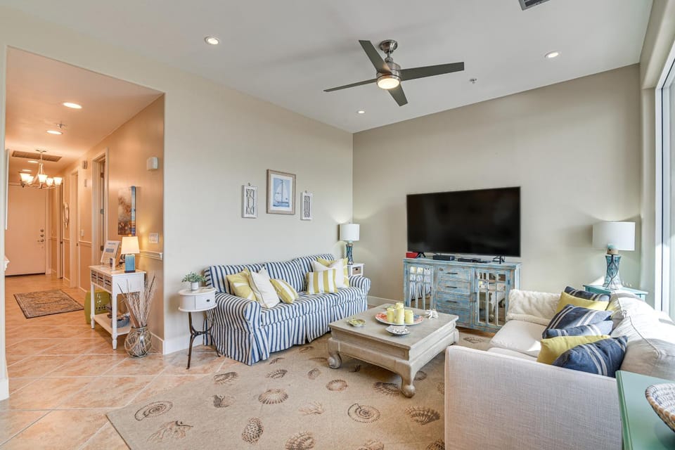 Steps to Sea & Sand! Gulf-View Galveston Getaway House in Diamond Beach