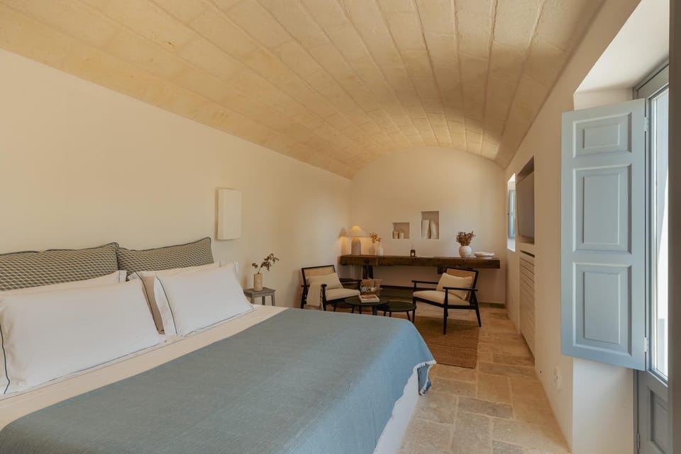 Bed, TV and multimedia, Photo of the whole room, Seating area, Bedroom, air conditioner